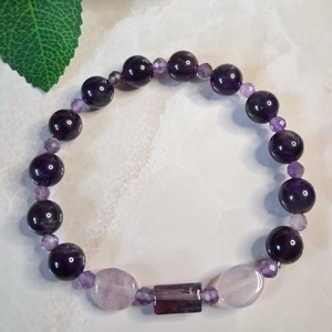Ametiszt ásvány karkötő � gömb, fazettált és hengeres ametiszt gyöngyökkel - ékszer - karkötő - ásványkarkötő - Meska.hu