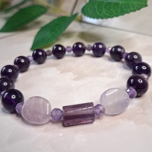 Ametiszt ásvány karkötő � gömb, fazettált és hengeres ametiszt gyöngyökkel, Ékszer, Karkötő, Ásványkarkötő, , MESKA