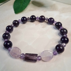 Ametiszt ásvány karkötő � gömb, fazettált és hengeres ametiszt gyöngyökkel - ékszer - karkötő - ásványkarkötő - Meska.hu