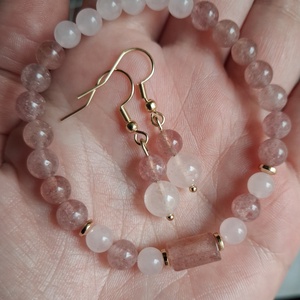 Eperkvarc és rózsakvarc ásvány karkötő és fülbevaló szett � szeretet és gyengédség - ékszer - ékszerszett - Meska.hu