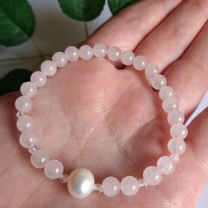 Minimal rózsakvarc ásvány és tenyésztett gyöngy karkötő - ékszer - karkötő - ásványkarkötő - Meska.hu