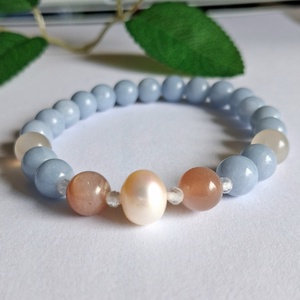 Angelit és holdkő ásvány karkötő tenyésztett gyönggyel - ékszer - karkötő - ásványkarkötő - Meska.hu