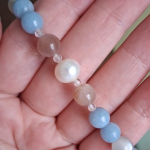 Angelit és holdkő ásvány karkötő tenyésztett gyönggyel - ékszer - karkötő - ásványkarkötő - Meska.hu