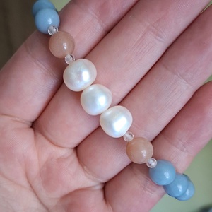 Angelit és holdkő ásvány karkötő tenyésztett gyönggyel - ékszer - karkötő - ásványkarkötő - Meska.hu
