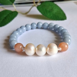 Angelit és holdkő ásvány karkötő tenyésztett gyönggyel - ékszer - karkötő - ásványkarkötő - Meska.hu