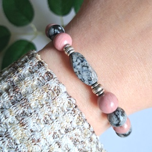 Hópehely obszidián és rodonit-tulit ásvány karkötő � kontrasztos, mégis lágy - ékszer - karkötő - ásványkarkötő - Meska.hu