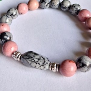 Hópehely obszidián és rodonit-tulit ásvány karkötő � kontrasztos, mégis lágy - ékszer - karkötő - ásványkarkötő - Meska.hu