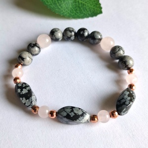 Rózsakvarc és hópehely obszidián karkötő � nőies, elegáns ásvány karkötő, különleges forma - ékszer - karkötő - ásványkarkötő - Meska.hu
