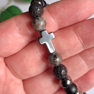 Karakteres férfi karkötő hematit kereszttel, yooperlittel, lávakővel - ékszer - karkötő - ásványkarkötő - Meska.hu