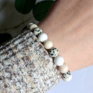 Dalmata jáspis ásvány karkötő krém színű márvánnyal és kagylóhéjgyönggyel, Ékszer, Karkötő, Ásványkarkötő, , MESKA