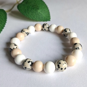 Dalmata jáspis ásvány karkötő krém színű márvánnyal és kagylóhéjgyönggyel - ékszer - karkötő - ásványkarkötő - Meska.hu