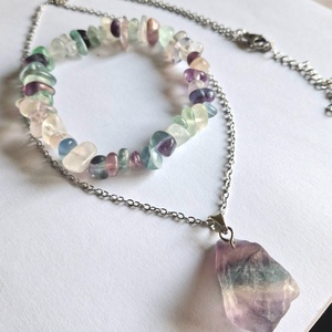 Fluorit ásvány ékszerszett- splitter karkötő, nemesacél nyaklánc nyers fluorit medállal - ékszer - ékszerszett - Meska.hu