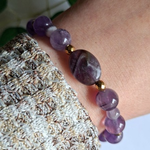 Két oldalas chevron ametiszt ásvány karkötő arany színű hematit köztesekkel - ékszer - karkötő - ásványkarkötő - Meska.hu