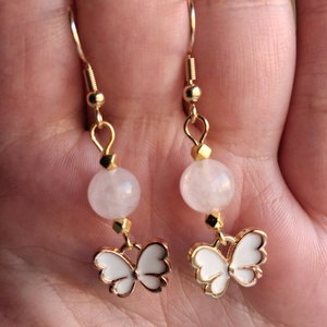 Rózsakvarc pillangós ásvány fülbevaló, arany színű nemesacél akasztóval - Meska.hu