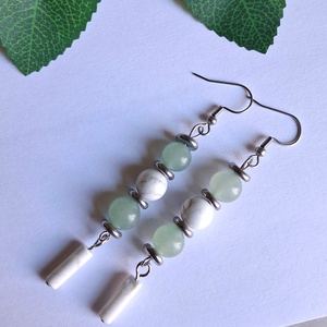 Zöld aventurin és howlit ásvány fülbevaló - ékszer - fülbevaló - lógó fülbevaló - Meska.hu