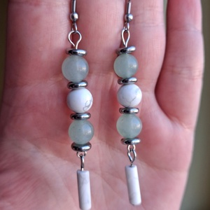 Zöld aventurin és howlit ásvány fülbevaló - Meska.hu