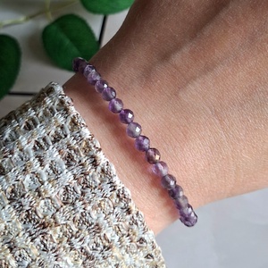 Ametiszt ásvány karkötő, 4 mm-es fazettált ametiszt gyöngyökből, nemesacél szerelékkel - ékszer - karkötő - ásványkarkötő - Meska.hu