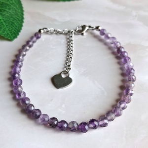 Ametiszt ásvány karkötő, 4 mm-es fazettált ametiszt gyöngyökből, nemesacél szerelékkel - Meska.hu