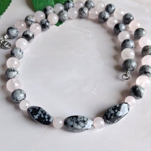 Ásvány nyaklánc- rózsakvarc és hópehely obszidián - ékszer - nyaklánc - gyöngyös nyaklánc - Meska.hu