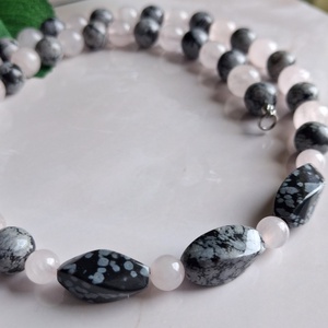 Ásvány nyaklánc- rózsakvarc és hópehely obszidián - ékszer - nyaklánc - gyöngyös nyaklánc - Meska.hu