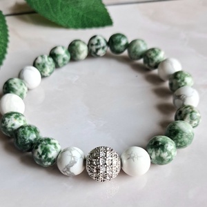 Zöld foltos jáspis ásvány karkötő howlittal és cirkóniás gömbbel - Meska.hu