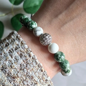 Zöld foltos jáspis ásvány karkötő howlittal és cirkóniás gömbbel - ékszer - karkötő - ásványkarkötő - Meska.hu