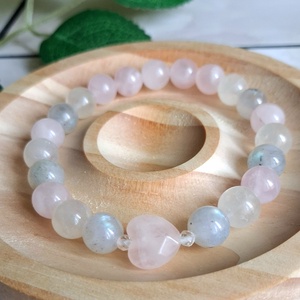 Labradorit, szivárvány holdkő és madagaszkári rózsakvarc ásvány karkötő- fazettált rózsakvarc szívvel - Meska.hu