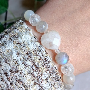Labradorit, holdkő és hegyikristály ásvány karkötő- fazettált holdkő szívvel - ékszer - karkötő - ásványkarkötő - Meska.hu