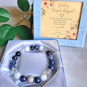 Anyák napi ajándék: ásvány karkötő díszdobozban, kísérőkártyával- szodalit, jáde, hegyikristály - Meska.hu