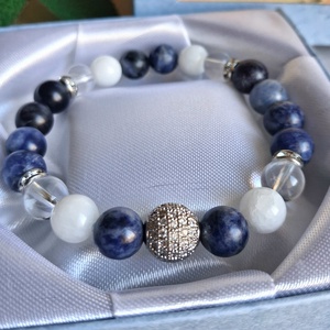 Anyák napi ajándék: ásvány karkötő díszdobozban, kísérőkártyával- szodalit, jáde, hegyikristály - ékszer - karkötő - ásványkarkötő - Meska.hu