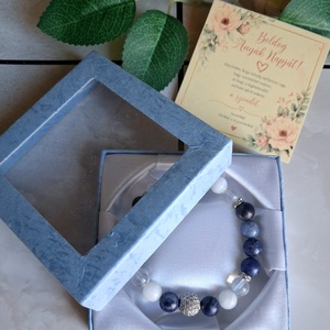 Anyák napi ajándék: ásvány karkötő díszdobozban, kísérőkártyával- szodalit, jáde, hegyikristály - ékszer - karkötő - ásványkarkötő - Meska.hu