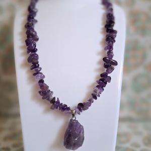 Ametiszt nyaklánc nyers medállal � egyedi lila ásvány ékszer, természetes kő - ékszer - nyaklánc - medálos nyaklánc - Meska.hu