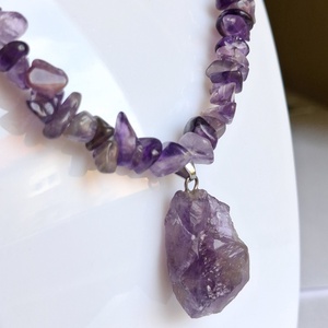 Ametiszt nyaklánc nyers medállal � egyedi lila ásvány ékszer, természetes kő - ékszer - nyaklánc - medálos nyaklánc - Meska.hu
