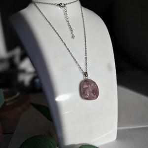 Lila lepidolit ásvány medál vékony nemesacél láncon � 50 cm - ékszer - nyaklánc - medálos nyaklánc - Meska.hu