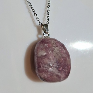 Lila lepidolit ásvány medál vékony nemesacél láncon � 50 cm - ékszer - nyaklánc - medálos nyaklánc - Meska.hu