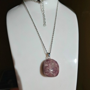 Lila lepidolit ásvány medál vékony nemesacél láncon � 50 cm - ékszer - nyaklánc - medálos nyaklánc - Meska.hu
