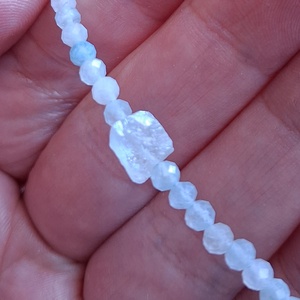 Akvamarin ásvány karkötő sodronyon � fazettált és nyers akvamarinnal - ékszer - karkötő - ásványkarkötő - Meska.hu