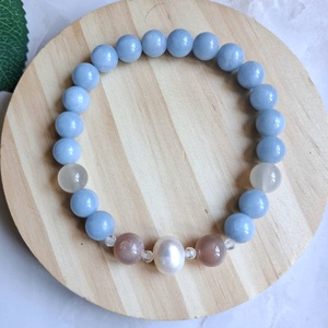 Angelit és holdkő ásvány karkötő tenyésztett gyönggyel - ékszer - karkötő - ásványkarkötő - Meska.hu