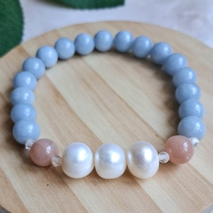 Angelit és holdkő ásvány karkötő tenyésztett gyönggyel, Ékszer, Karkötő, Ásványkarkötő, , MESKA