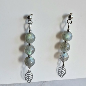 Villanó labradorit ásvány fülbevaló levél dísszel - 6 mm gyöngyökkel- bedugós - ékszer - fülbevaló - lógó fülbevaló - Meska.hu