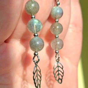 Villanó labradorit ásvány fülbevaló levél dísszel - 6 mm gyöngyökkel- bedugós - Meska.hu