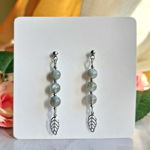 Villanó labradorit ásvány fülbevaló levél dísszel - 6 mm gyöngyökkel- bedugós - ékszer - fülbevaló - lógó fülbevaló - Meska.hu