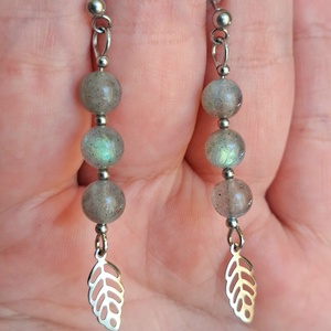 Villanó labradorit ásvány fülbevaló levél dísszel - 6 mm gyöngyökkel- bedugós - ékszer - fülbevaló - lógó fülbevaló - Meska.hu