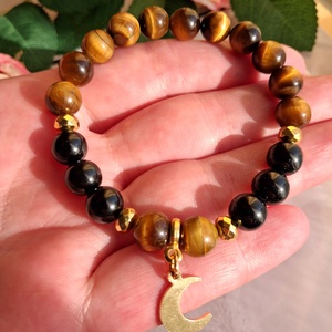 Tigrisszem ásvány karkötő fekete turmalinnal, félhold medállal - Meska.hu
