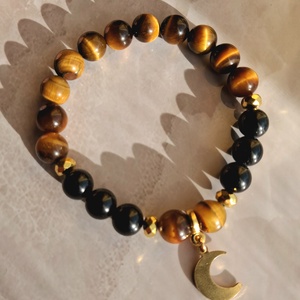 Tigrisszem ásvány karkötő fekete turmalinnal, félhold medállal - ékszer - karkötő - ásványkarkötő - Meska.hu