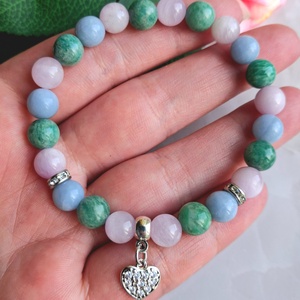 Kunzit, orosz amazonit és angelit ásvány karkötő cirkóniás szív medállal - ékszer - karkötő - ásványkarkötő - Meska.hu