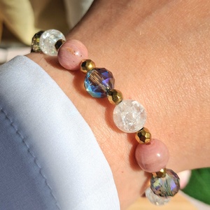 Csillogó ásvány karkötő - aurakvarc, hegyikristály és rózsaszín rodonit, hematittal - ékszer - karkötő - ásványkarkötő - Meska.hu