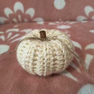 Mini horgolt tök, fahéj rúddal - kellékek & szerszámok - dekorációs kellékek - őszi dekor - őszi dekortök - Meska.hu