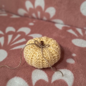 Mini horgolt tök, fahéj rúddal - kellékek & szerszámok - dekorációs kellékek - őszi dekor - őszi dekortök - Meska.hu