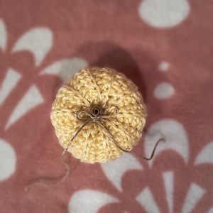 Mini horgolt tök, fahéj rúddal - kellékek & szerszámok - dekorációs kellékek - őszi dekor - őszi dekortök - Meska.hu